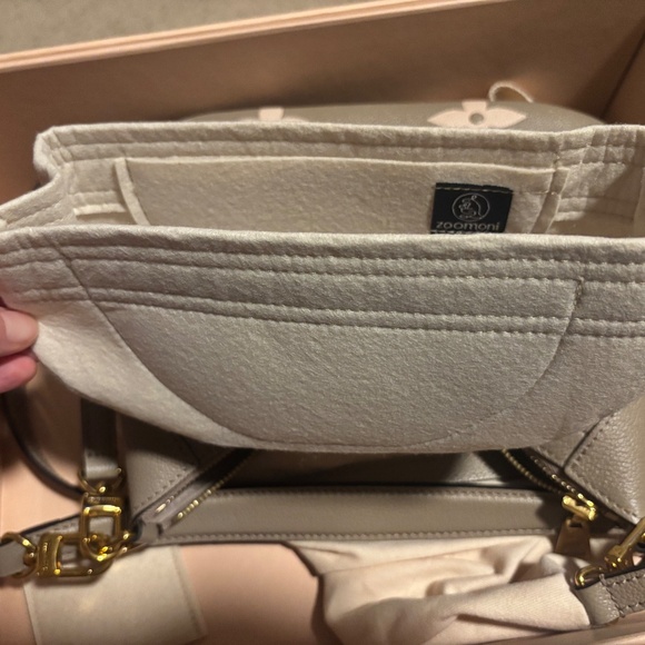 Louis Vuitton Bagatelle NM Beige Empreinte Monogram Giant Hobo Bag - Picture 5 of 8